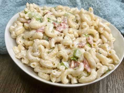 Easy Small Batch Macaroni Salad - HaveRecipes.com Salad Recipes South Africa, Southern Macaroni Salad, Easy Macaroni Salad, Classic Macaroni Salad, Potluck Side Dishes, Best Macaroni Salad, Easy Macaroni, Easy Pasta Salad Recipe, Macaroni Salad Recipe