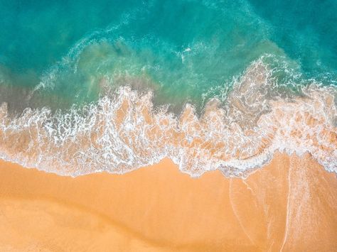 Top view of beautiful sand beach with tu... | Premium Photo #Freepik #photo #tree #water #waves #nature Waves Top View, Beach Top View, Sea Top View, Waves Birds Eye View, Water Beach Background, Sea Aerial View, Waves Vector, Beach Aerial View, Water Background