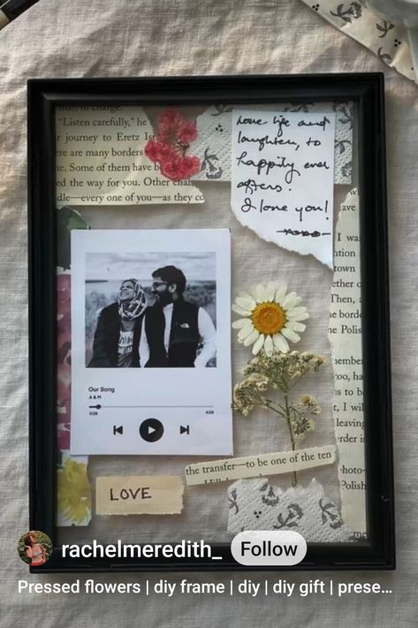 Picture Gifts Diy, Diy Anniversary Gifts For Him, Present For Friend, Pressed Flowers Diy, Friend Present, Valentines Frames, Diy Anniversary Gift, Creative Gift Ideas, Handmade Photo Frames