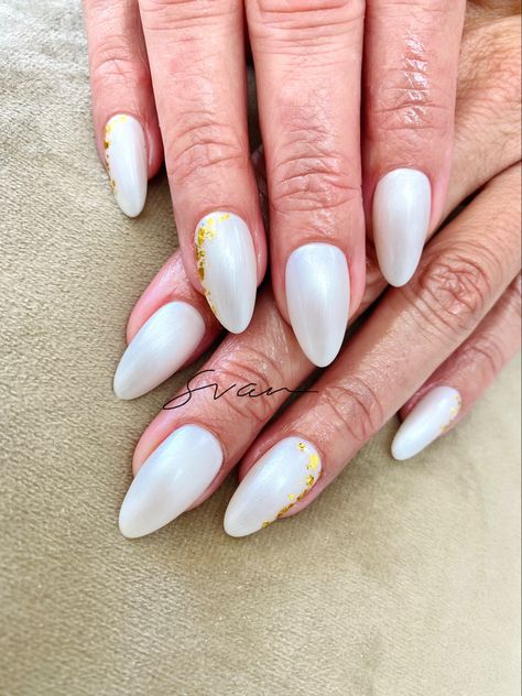 Chrome Nails With Gold Flakes, White Chrome With Gold Nails, White Nails Gold Flakes, White Nails With Gold Flakes, White Nails With Gold Design, Nails With Gold Design, Pearl White Nails, Nails With Gold Flakes, White Nails With Gold