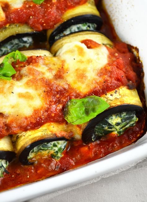 Try these Eggplant Roll-ups stuffed with spinach and ricotta for a lighter and absolutely delicious dinner, they can also be prepped in advance to make weeknight meals even easier and tastier! www.insidetherustickitchen.com Inside Kitchen, Eggplant Rolls, Eggplant Rollatini, Eggplant Recipes Easy, Spinach And Ricotta, Spinach Ricotta, Eggplant Dishes, Roll Recipe, Eggplant Recipes