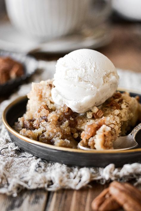 Bourbon pecan crumble is easier to make than pecan pie, with gooey pecan filling and crisp, buttery crumble topping. Enjoy it warm with a scoop of ice cream! Snickerdoodle Dump Cake, Apple Snickerdoodle Dump Cake, Apple Snickerdoodle, Best Kitchen Ideas, Snickerdoodle Cake, Satsuma Orange, Pecan Crumble, Snickerdoodle Cookie, Dump Cakes