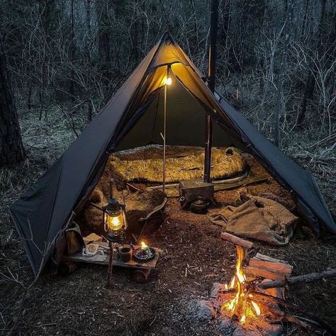 Tent Life, Tarp Shelters, Bushcraft Shelter, Tent Living, Camping Shelters, Camping Inspiration, Wild Camping, Camping Set Up, Wilderness Camping