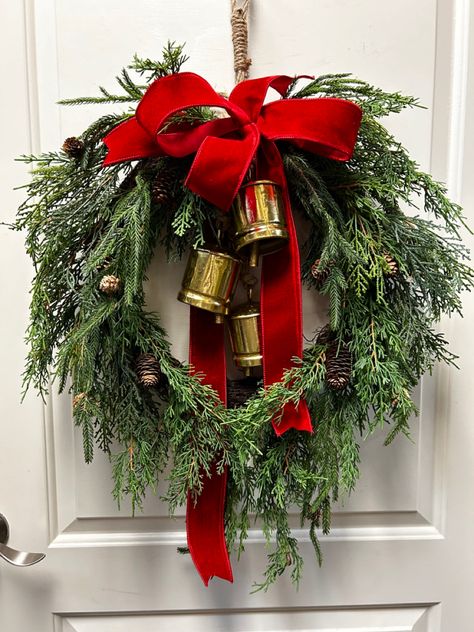 Christmas Wreath With Sign, Elegant Christmas Wreaths, Outdoor Christmas Wreath, Simple Christmas Wreath, Elegant Christmas Tree Decorations, Diy Christmas Paintings, Red Christmas Wreath, Pallet Christmas Tree, Christmas Prep