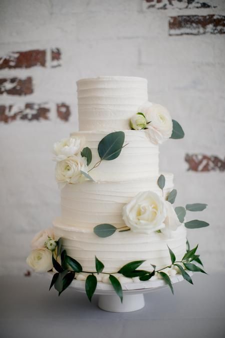 Cream Wedding Cake, Wedding Cake Centerpieces, Wedding Cake Options, Wedding Cake Prices, Wedding Cakes Elegant, Black Wedding Cakes, Fresh Flower Cake, Dessert Photography, Wedding Treats