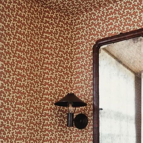 Louise Roe Home on Instagram: "I love this little loo, by @lucyhammondgiles using @sibylcolefax ‘s delicious Squiggle wallpaper. Photograph by @dean.hearne" Colefax And Fowler Squiggle Wallpaper, Wallpaper Cloakroom, Squiggle Wallpaper, Cloakroom Wallpaper, Boot Room Utility, Bathroom 2024, Marble Mirror, Long House, Downstairs Loo