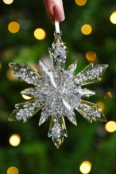 These DIY resin snowflakes are SO PRETTY and so easy to make! All you need is some resin, glitter, and a silicone mold. It's such a fun winter activity and a great Christmas craft for teens, adults, and seniors. And these resin snowflake ornaments look so pretty and sparkly, shining in the lights of the Christmas tree! They also make an awesome homemade gift or craft fair item. Diy Crystal Snowflakes, Resin Tree Ornaments, How To Make Resin Ornaments, Diy Ornaments For Teachers, Diy Resin Ornaments Christmas, Christmas Resin Ideas Diy, Epoxy Resin Christmas Ornaments, Epoxy Christmas Ornament, Resin Crafts Tutorial Videos