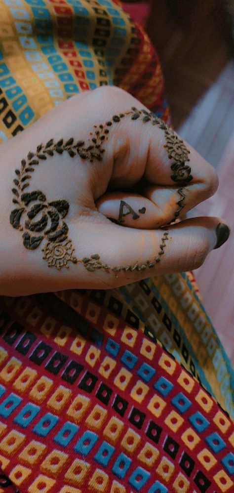 💜💜😍😍🥰 Mehndi Hand Snap, Islamic Gifts For Women, Mehendi Snap, Simple And Unique Mehndi Designs, Mehndi Snap, Unique Dpz, Henna Classes, Photo Poz, Fake Gf