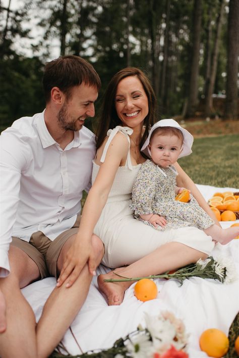 Picnic Family, Picnic Photo Shoot, Picnic Pictures, Mommy And Me Photo Shoot, Family Photoshoot Poses, Family Maternity Photos, Summer Family Photos, Home Photo Shoots, Outdoor Family Photography