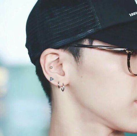 Guys Ear Piercings, Aesthetic Man, Men's Piercings, Earrings Men, Ear Piercing Studs, Cool Ear Piercings, Cute Piercings, Street Style Outfits Men, Beauty Goals