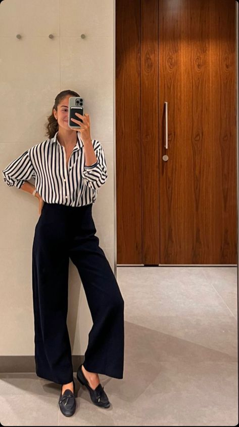 Womens Smart Work Outfits, Sleek Business Outfits, Thrifted Corporate Outfits, Navy Top Black Pants Outfit, College Internship Outfit, Summer Work Outfits Office Casual Dresses, Corporate Office Outfits Women Summer, Smart Office Wear Women, Workwear Outfits Women