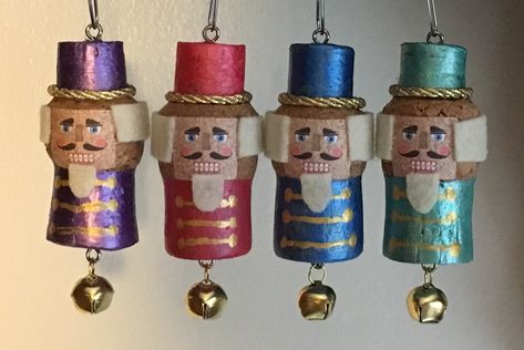 Cork Christmas Crafts, Wine Cork Christmas Crafts, Christmas Cork Ornaments, Champagne Cork Crafts, Wine Cork Christmas, Wine Cork Crafts Christmas, Wine Cork Christmas Tree, Cork Christmas, Cork Crafts Christmas