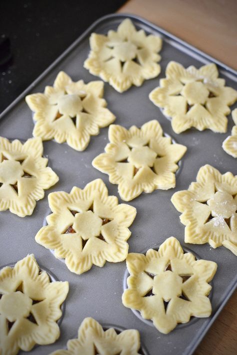 The creation of these came about entirely from the purchase of the snowflake pie mould from Lakeland. Initially, I thought about making regular mince pies with it, then I thought it might be nice t… Mincemeat Tarts Easy, Minced Pies Christmas, Homemade Mince Pies, Fruit Mince Pies, Pie Mold, Mince Pies Christmas, Christmas Pie, Christmas Spices, Mince Pies