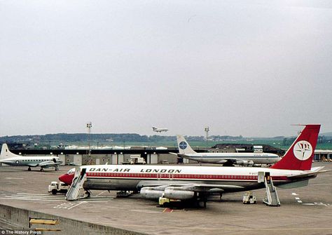 A Boeing 707 at Prestwick Airport. Although not the first jet airliner, it somehow managed to catapult airlines into the jet age by selling more than any jet airliner had at the time De Havilland Comet, Jet Airlines, Boeing 707, Boeing Aircraft, Jet Age, Vintage Airplanes, Military Forces, Aircraft Pictures, Vintage Aircraft