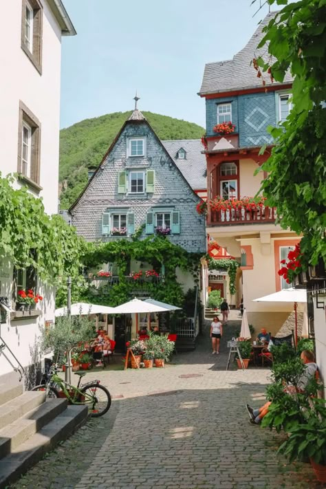 Little Town Aesthetic, Eltz Castle, Castle In Germany, Cute Town, Germany Photography, Germany Castles, Halong Bay, Voyage Europe, Beautiful Places To Travel