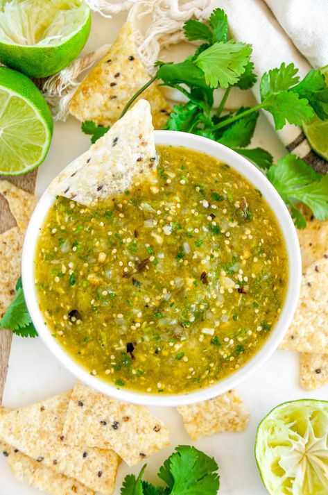 Roasted Tomatillo Salsa Verde Oven Roasted Salsa, Roasted Salsa Verde Recipe, Mexican Salsa Recipe, Roasted Salsa Verde, Tomatillo Salsa Recipe, Chili Verde Pork, Roasted Tomatillo Salsa, Roasted Salsa, Homemade Salsa Verde