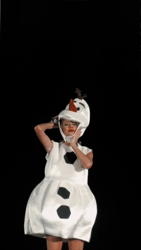 Taylor Swift Olaf Costume, Swiftmas Wallpaper, Taylor Swift Olaf, Olaf Costume, Taylor Swift Christmas, Christmas Playlist, Taylor Smith, Preppy Christmas, Estilo Taylor Swift