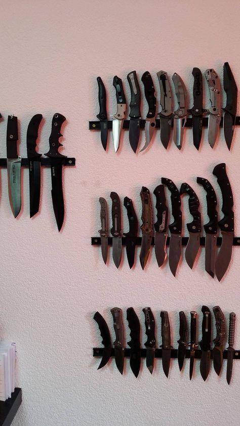 Giant knife collection Pocket Knife Display, Knife Display Case, Knife Display, Knife Aesthetic, Pretty Knives, Knife Collection, Cool Knives, Folding Knives, Tactical Gear