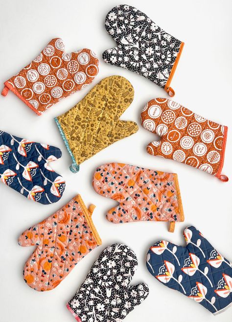 VIDEO: OVEN MITT + FREE PATTERN - MADE EVERYDAY Oven Gloves Pattern, Sewing Christmas Gifts, Diy Sewing Gifts, Sewing Machine Projects, Potholder Patterns, Quilted Gifts, Baby Sewing Patterns, Small Sewing Projects, Diy Quilt