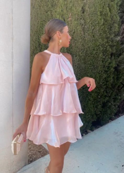 Diplomering/gala/graduation dress van Buganco, Robe Rose met parelglans en ruffles Pretty Formal Outfits, Baby Pink Party Dress, Bday Party Dresses, Cocktail Engagement Party Outfit, Pink Romantic Outfit, Grand National Outfits, Rose Dress Aesthetic, Grad Party Dress Summer, Wedding Outfit Inspo Guest