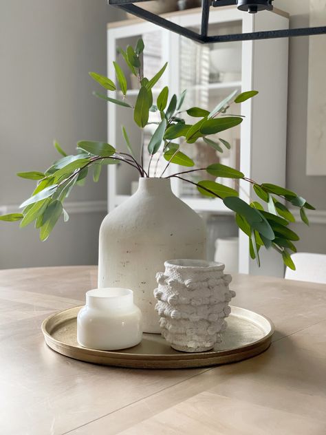 Round Gold Table Tray, Gold Tray Centerpiece Dining Room, Styling A Bed Tray, Styling Round Tray, Display Tray Ideas Living Room, Round Table Centrepiece Home, Oval Kitchen Table Centerpiece, Modern Tray Decor, Potted Plant On Dining Table