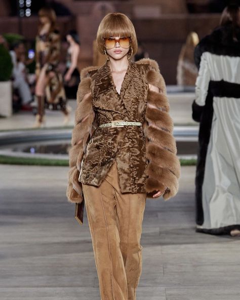 @FENDI Fendi 2019, Fendi Haute Couture, Meghan Roche, Fendi Runway, Fendi Fur, 2019 Couture, Fur Fashion, Fashion Show Collection, Vogue Paris