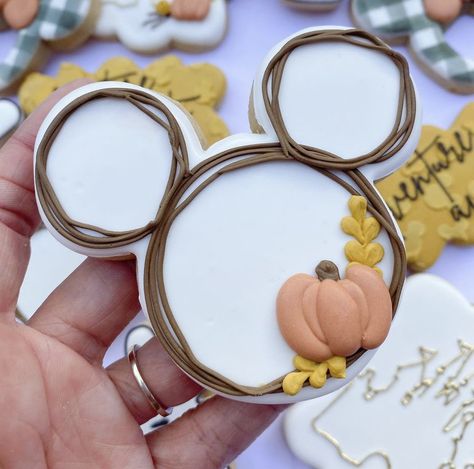 Cookie Decorating Business, Fall Decorated Cookies, Mickey Mouse Cookies, Cookie Decoration, Halloween Cookies Decorated, Disney Cookies, Themed Food, Thanksgiving Cookies, Halloween Cookie