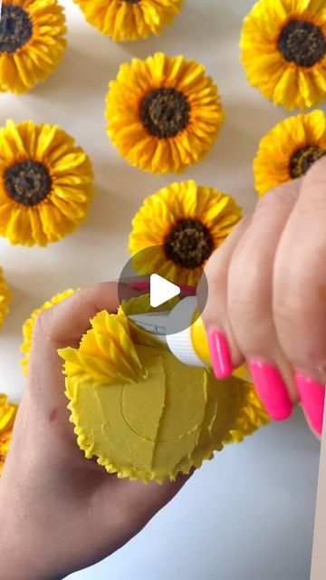 Sunflower Birthday Cakes, Buttercream Flowers Tutorial, Sunflower Wedding Cake, Sunflower Cupcakes, Sunflower Cookies, Cupcake Piping, Frosting Flowers, Cupcake Videos, Summer Cupcakes