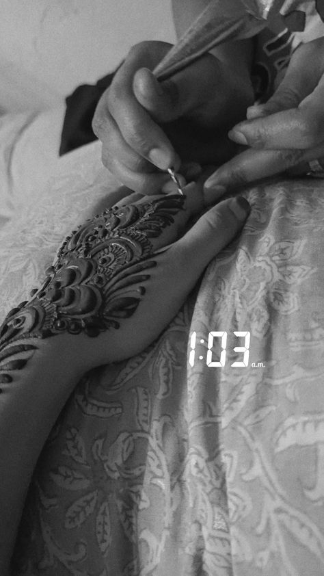 Mehendi Snap Ideas, Mehendi Captions For Instagram, Mehandi Snap, Mehendi Snap, Mehendi Pic, Engagement Hand, Ramadan Kareem Pictures, Birthday Captions Instagram, Bridal Mehendi