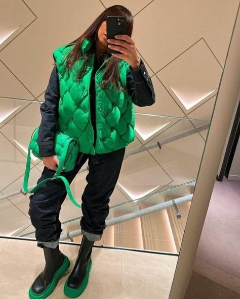 Green Bottega Boots Outfit, Green Gilet Outfit, Bottega Veneta Boots Outfit, Bodywarmer Outfit, Green Boots Outfit, Bottega Veneta Outfit, Dunks Outfit Woman, Gilet Outfit, Street Style 2022