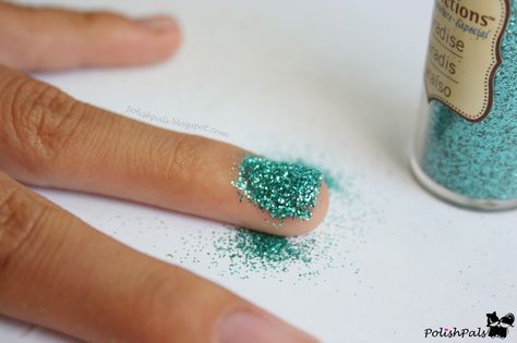 Learn how to apply the random loose glitter laying around your house onto your nails to make gorgeous loose glitter nails. :D How To Apply Nail Glitter, Diy Glitter Nails Tutorials, How To Glitter Nails, How To Apply Loose Glitter To Nails, How To Apply Glitter To Nails, How To Do Glitter Nails, Loose Glitter Nails, Glitter Nails Tutorial, Diy Glitter Nails