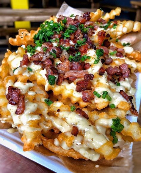 Bacon Cheese Fries, Loaded Fries, Food Babe, Spring Onions, Food Therapy, Cheese Fries, Yummy Comfort Food, Food Goals, Bacon Cheese