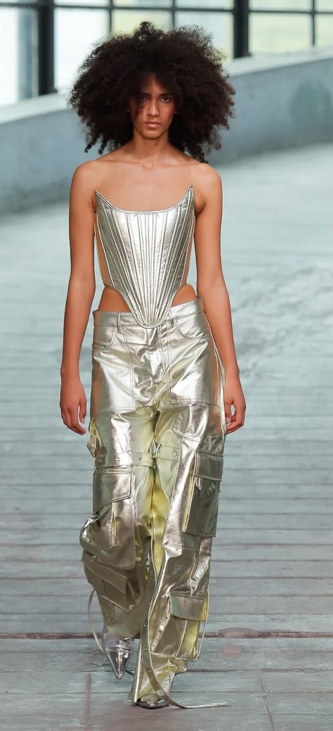 Metallic Futuristic Fashion, Futuristic Fashion Female, Futuristic Party Outfit, Galactic Party Outfit, Metallic Drawing, Bling Outfits, Silver Clothes, Futuristic Party, Ethereal Fashion