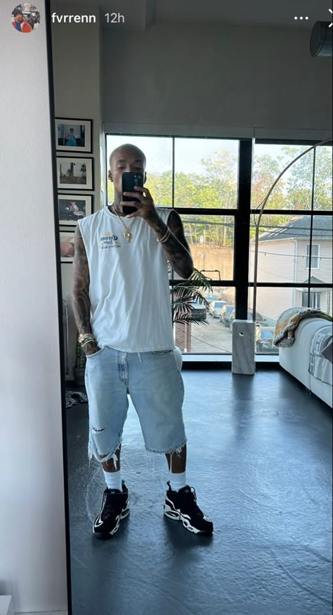 Taper Men, White Tshirt Outfit, Chris Brown Outfits, Fashion Sketches Men, Men's Denim Style, Old School Fashion, Streetwear Inspiration, Hype Clothing, Tshirt Outfit