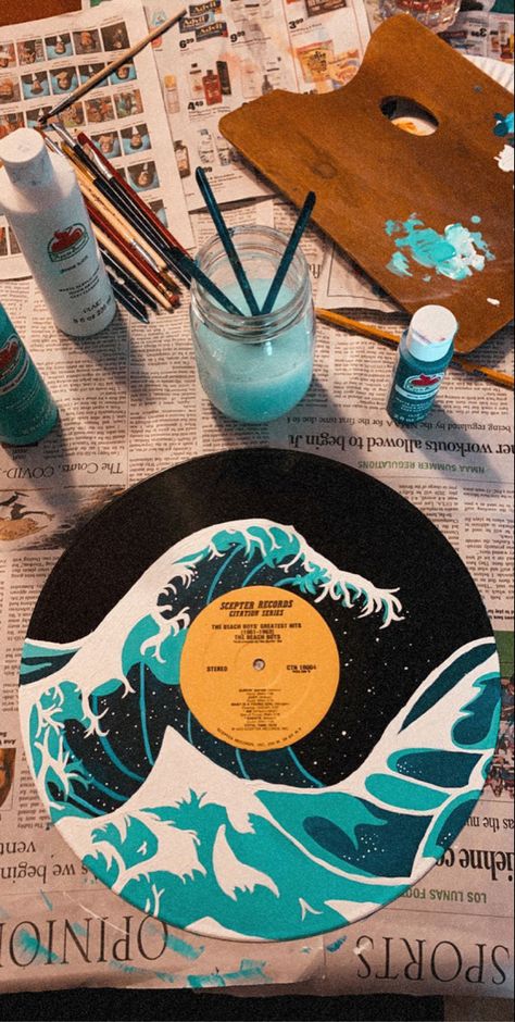 Painting Records Aesthetic, Record Disk Painting, Painting Of Record, How To Paint On Vinyl Records, How To Paint A Record, Vinyl Art Paint Easy, Vinyl Disc Painting, What To Paint On Vinyl Records, Cute Record Painting Ideas