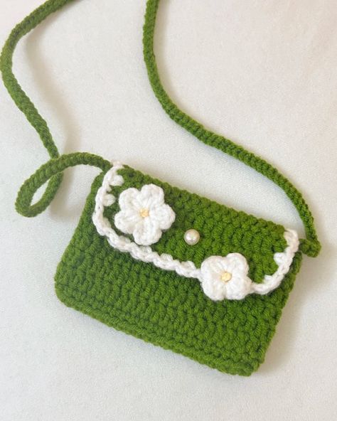 IG: kokopollylife Mini Bag Crochet, Green Crochet Bag, Crochet Mini Bag, Crochet Green, Granny Square Crochet Patterns Free, Crochet Case, Pretty Crochet, Crochet Fairy, Crochet Pouch