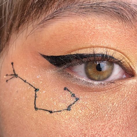 Moon Aesthetic Makeup, Moon Themed Makeup, Celestial Eye Makeup, Space Themed Makeup Simple, Starry Night Makeup Look, Moon Eye Makeup, Space Eye Makeup, Astronaut Makeup, Moon Inspired Makeup