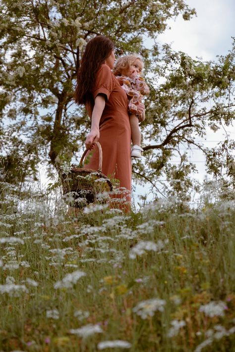 Cottage Core Mom And Daughter, Cottage Core Motherhood, Cottage Core Mom Aesthetic, Cottage Core Family Photos, Cottage Core Family, Cottage Core Couple, Cottage Core Mom, Whitney Core, Mommy Core