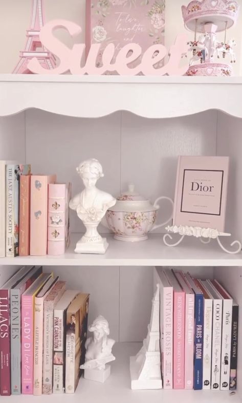 Coquette Book Shelf, Coquette Shelves, Coquette Shelf Decor, Bookshelf Ideas Aesthetic, Girly Bookshelf, Aesthetic Appartement, Coquette Shelf, Pink Shelf Decor, Coquette Bookshelf