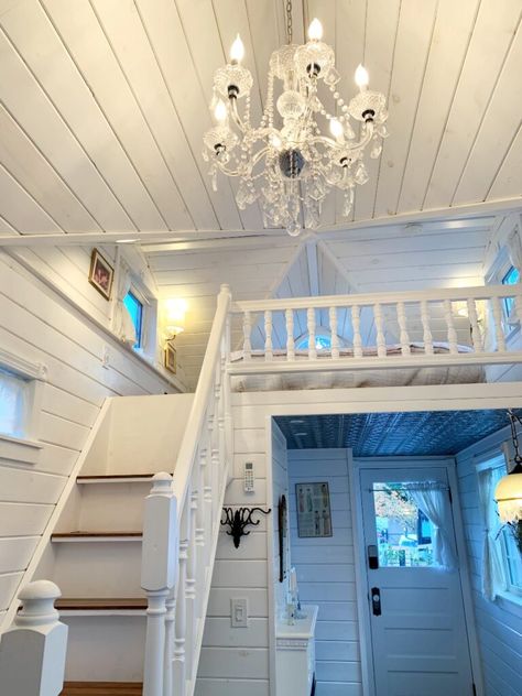 Tiny House Victorian, Vintage Tiny House Interior, Victorian Style Tiny House, Victorian Tiny House Interior, Victorian Tiny Home, Tiny Victorian House, Cottagecore Tiny House, White Tiny House, Tiny Home Interior Design