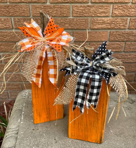 Pumpkins Made From Wood Blocks, Pumpkins From 4x4 Fence Post, Things To Make With 4x4 Posts, Fence Post Pumpkins, Fence Picket Halloween Decor, Fall Picket Fence Decorating Ideas, 4x4 Wooden Pumpkins, 4x4 Pumpkins Diy, Wooden Fall Decorations Diy