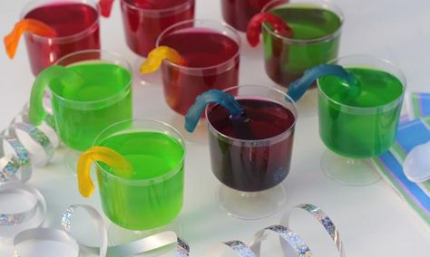 These Snakes Alive jelly cups are perfect party food. You can use your favourite jelly flavours and even layer the colours! Super Easy Party Food, Halloween Jelly, Gruffalo Party, Toddler Lunch Box, Snake Party, Gummy Worm, Cake Stall, Jelly Cups, Jelly Desserts