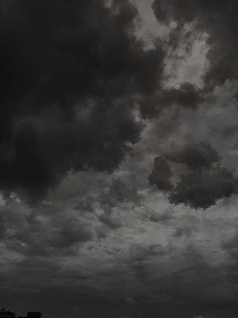 Aesthetic picture of dark clouds for wallpaper Stormy Background Aesthetic, Grey Rainy Day Aesthetic, Clouds Dark Aesthetic, Aesthetic Dark Clouds, Cloudy Aesthetic Wallpaper, Dark Cloud Painting, Dark Clouds Painting, Smokey Aesthetic, Dark Clouds Aesthetic