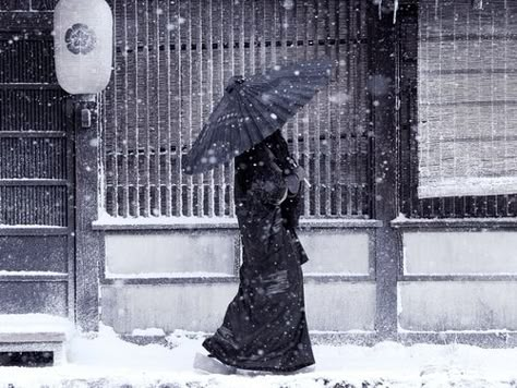 Snow In Japan, Winter In Japan, Japan Winter, Japanese Umbrella, Memoirs Of A Geisha, Old Japan, Land Of The Rising Sun, Under My Umbrella, Umbrellas Parasols