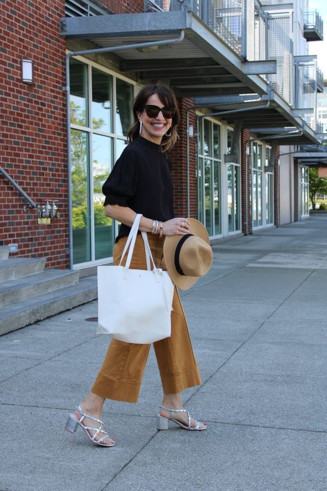 Silver Sandals Outfit, Sandal Outfits, Silver Sandal, Career Outfits, Casual Basics, Outfit Looks, Elevated Casual, Monochrome Outfit, Silver Sandals