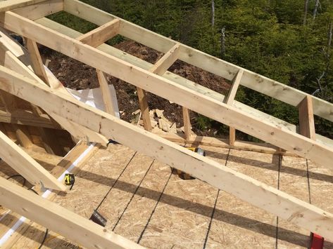 How To Build The Perfect Roof Rake Ladder For A Cabin or Tiny House Roofing Design, Cabin Deck, Ladder Design, Laying Decking, Deck Pictures, Roof Ladder, Deck Construction, Off Grid Cabin, Deck Stairs