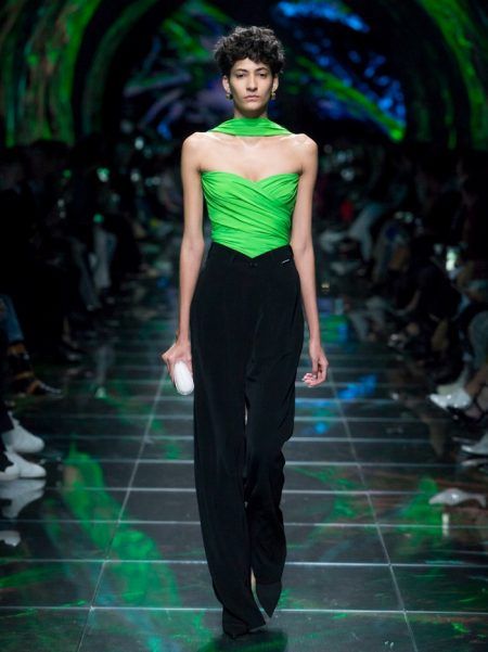 Balenciaga Brings Elegant Ease to Spring 2019 Jon Rafman, Balenciaga Runway, Balenciaga Spring, Demna Gvasalia, Summer 19, High Fashion Outfits, Mini Robes, Material Girls, Performance Outfit