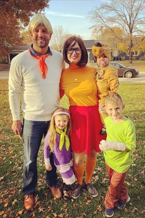 Click through to get these family of 5 Scooby Doo Halloween Costumes Scooby Doo Halloween Costume Ideas, Family Of 5 Costumes, Costume Ideas Scooby Doo, Family Of 5 Halloween Costumes, Scooby Doo Diy, Scooby Doo Diy Costume, Halloween Costumes For 5, 5 Halloween Costumes, Scooby Doo Characters