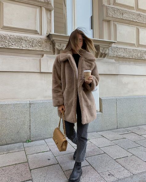 Lovisa Barkman on Instagram: “🌪 tuesday” Beige Fur Coat Outfit, Grey Fur Coat Outfit, Princess Don't Cry, Beige Fur Coat, Beige Faux Fur Coat, Faux Fur Coats Outfit, Saturday Fashion, Fur Coat Outfit, Grey Fur Coat