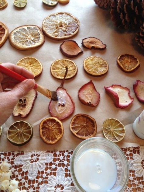 DIY:  How to Make Dried Fruit Christmas Ornaments and Garlands - via Sharon Glasgow Navidad Natural, Fruit Ornaments, Natural Christmas Decor, Homemade Christmas Decorations, Navidad Diy, Natural Christmas, Christmas Ornaments Homemade, Primitive Christmas, Noel Christmas